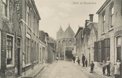 6424 Groet uit Nieuwerkerk. Gezicht op de Hoge Kerkstraat in Nieuwerkerk, in de richting van de Nederlandse Hervormde ...