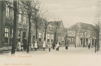 6429 Ring te Nieuwerkerk. Gezicht op het zuidelijke deel van de Kerkring in Nieuwerkerk, met links het vroegere ...