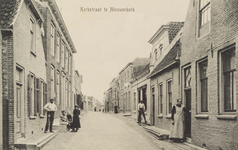 6432 Kerkstraat te Nieuwerkerk. Gezicht op de Hoge Kerkstraat in Nieuwerkerk in oostelijke richting, met links de ...