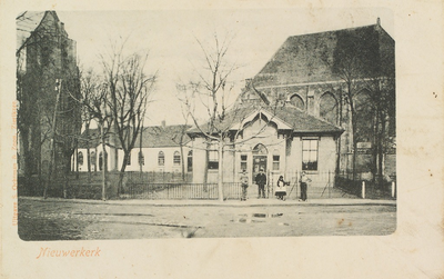 6437 Nieuwerkerk. Gezicht op de Nederlandse Hervormde kerk, de Bewaarschool (voorste gebouw) en de openbare lagere ...