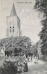 645 Oostkapelle, Herv. Kerk. Kinderen in klederdracht met op de achtergrond de Ned. Herv. kerk te Oostkapelle