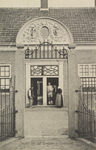 6504 Ingang van het Gasthuis te Oosterland. De hoofdingang van het Gasthuis (armhuis) in Oosterland, met in het fronton ...
