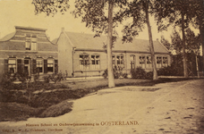 6506 Nieuwe School en Onderwijzerswoning te Oosterland. Gezicht op de openbare lagere school en bijbehorende ...