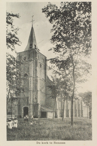 6582 De kerk te Renesse. De Nederlandse Hervormde kerk met de aangebouwde openbare lagere school in Renesse, gezien ...