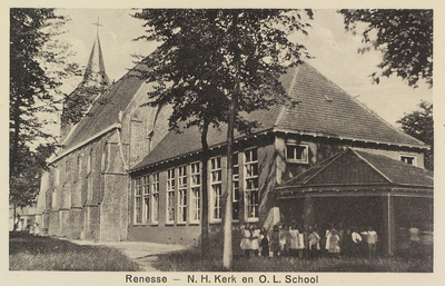 6587 Renesse - N. H. Ker en O. L. School. De openbare lagere school en de Nederlandse Hervormde kerk in Renesse, vanuit ...