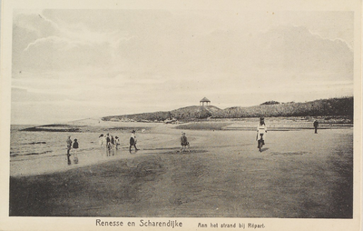 6697 Renesse en Scharendijke Aan het strand bij Répart. Gezicht op het strand van de gemeente Elkerzee, ter hoogte van ...