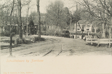 6711 Schuddebeurs bij Zierikzee. Gezicht op de Kleine Weel in Noordgouwe, met een wachtende stoomtram van de ...