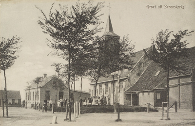 6741 Groet uit Serooskerke. Gezicht op de Nederlandse Hervormde kerk en de openbare lagere school aan het Dorpsplein in ...