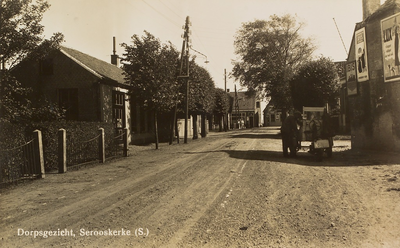 6744 Dorpsgezicht, Serooskerke (S.). Gezicht op een straat in Serooskerke (Schouwen)