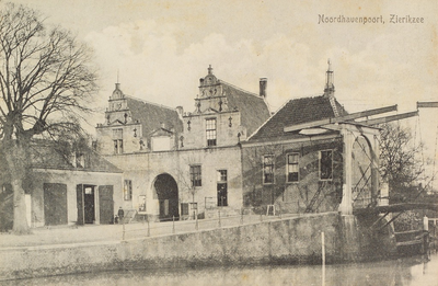 6794 Noordhavenpoort, Zierikzee. Gezicht vanuit de stad op de Noordhavenpoort van Zierikzee, met de Oude Haven