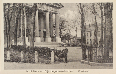 6915 N. H. Kerk en Rijksdagnormaalschool - Zierikzee. Gezicht op de Nieuwe Kerk en de Rijksdagnormaalschool te Zierikzee
