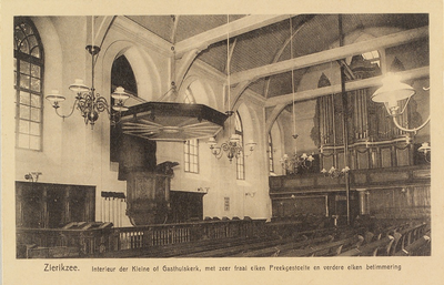 6934 Zierikzee. Interieur der Kleine of Gasthuiskerk, met zeer fraai eiken Preekgestoelte en verdere eiken betimmering. ...