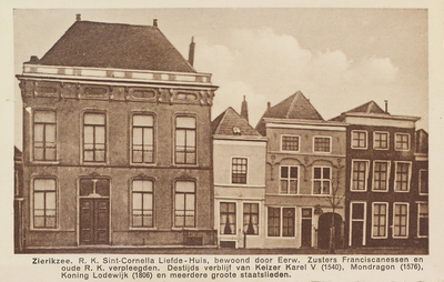 6978 Zierikzee. R. K. Sint-Cornelia Liefde-Huis. Gezicht op het Sint Cornelia Liefdehuis en het Mosselpoortje aan de ...