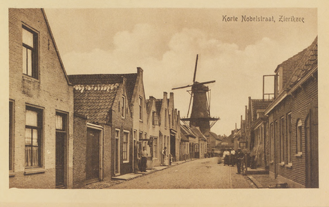 7080 Korte Nobelstraat, Zierikzee. Gezicht op de Korte Nobelstraat te Zierikzee, met op de achtergrond de molen De Hoop