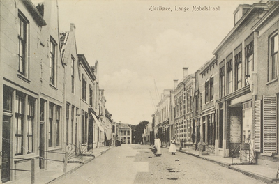7082 Zierikzee, Lange Nobelstraat. Gezicht op de Lange Nobelstraat te Zierikzee, met rechts het bedrijf van Piet ...