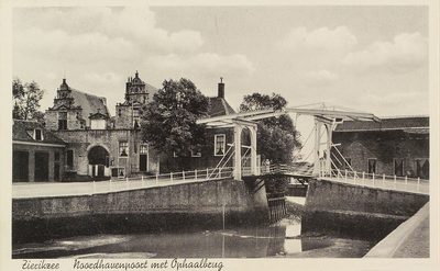 7111 Zierikzee Noordhavenpoort met Ophaalbrug. De ophaalbrug bij het poortencomplex te Zierikzee