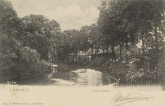 7120 Zierikzee Versche Gracht. Gezicht op de stadsgracht van Zierikzee ter hoogte van het Lange Pad (Versche Gracht)