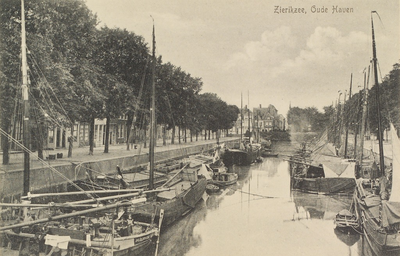 7153 Zierikzee, Oude Haven. Gezicht op de Oude Haven te Zierikzee, in de richting van het Kraanplein