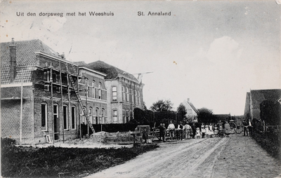 7231 Uit den dorpsweg met het Weeshuis St. Annaland. Gezicht op de Dorpsweg in Sint Annaland met als derde gebouw van ...