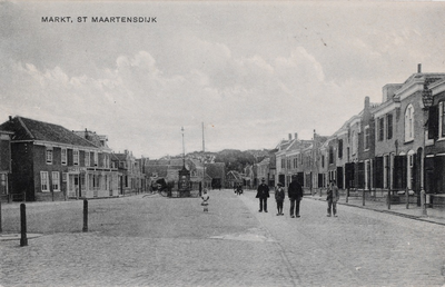 7254 Markt, St Maartensdijk. Gezicht op de Markt in Sint Maartensdijk, met links een hotel