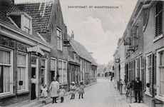 7260 Kaaistraat, St Maartensdijk. Gezicht op de Kaaistraat in Sint Maartensdijk, met links sigarenfabriek De Hoop, ...