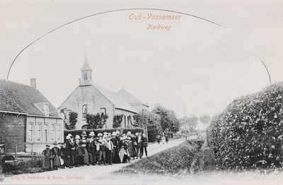 7311 Oud-Vossemeer Kerkweg. Gezicht op de Kerkweg in Oud-Vossemeer, met de Rooms-katholieke kerk