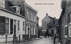 7313 Zilverstraat. Oud Vossemeer. Gezicht op de Zilverstraat in Oud-Vossemeer, met op de achtergrond de zijgevel van ...