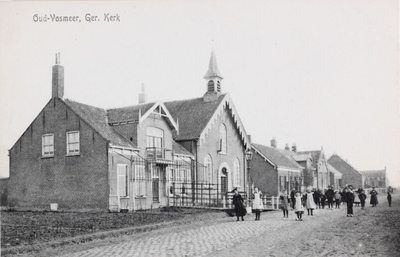 7319 Oud-Vosmeer, Ger. Kerk. Gezicht op de Gereformeerde kerk en bijbehorende pastorie in Oud-Vossemeer, met voor het ...