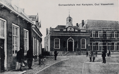 7322 Gemeentehuis met Kerkplein, Oud Vossemeer. Gezicht op het Kerkplein met het gemeentehuis en de pastorie van de ...