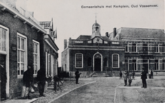 7322 Gemeentehuis met Kerkplein, Oud Vossemeer. Gezicht op het Kerkplein met het gemeentehuis en de pastorie van de ...