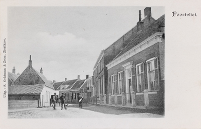 7336 Poortvliet. Gezicht op de Dorpsstraat in Poortvliet, met rechts de pastorie van de Nederlandse Hervormde gemeente