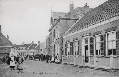 7337 Poortvliet, De Pastorie. Gezicht op de Dorpsstraat in Poortvliet, met rechts de pastorie van de Nederlandse ...