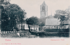 7386 Tholen Oudelandsche Poort. Gezicht op de Oudelandsche Poort of Sint-Andriespoort en de Onze-Lieve-Vrouwekerk in Tholen