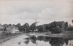 7387 Waterpartij bij de Oudelandsche Poort. Gezicht op de stadsgracht met op de achtergrond korenmolen De Hoop in Tholen