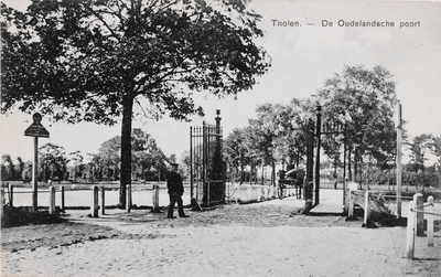 7388 Tholen. - De Oudelandsche poort. Gezicht op de Oudelandsche Poort of Sint Andriespoort inTholen