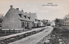 7401 Tholen Nieuw Molenvlietsche straat. Gezicht op de Molenvlietsestraat in Tholen, met rechts het koor van de ...