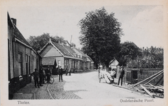 7405 Tholen. Oudelandsche Poort. Gezicht op de Oudelandsestraat in Tholen