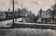 7407 Tholen Postweg. Gezicht op de Postweg in Tholen, met rechts de toren van de Onze-Lieve-Vrouwekerk en links ...