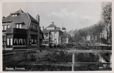 7408 Tholen, Postweg. Gezicht op villa's aan de Postweg in Tholen, met op de achtergrond korenmolen De Hoop