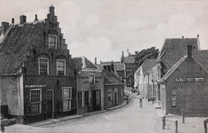 7410 Tholen Vischstraat. Gezicht op de Visstraat in Tholen met links het huis van kleermaker-barbier S. de Korte en ...
