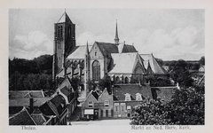 7411 Tholen. Markt en Ned. Herv. Kerk. Gezicht op de Onze-Lieve-Vrouwekerk in Tholen