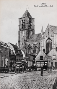 7416 Tholen Markt en Ned. Herv. Kerk. Gezicht op de Markt en de Onze-Lieve-Vrouwekerk in Tholen, met links boerenkarren ...