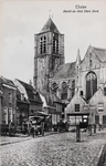 7416 Tholen Markt en Ned. Herv. Kerk. Gezicht op de Markt en de Onze-Lieve-Vrouwekerk in Tholen, met links boerenkarren ...