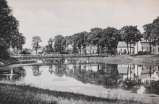 7444 Tholen Stadsvest en Singel. Gezicht op de stadsgracht en Singel inTholen