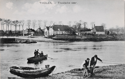 7457 Tholen, - Thoolsche veer. Gezicht op een pontveer over de Eendracht in Tholen, met op de voorgrond de roeiboot TH39