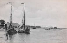 7460 Tholen Het Veer. Gezicht op het pontveer over de Eendracht in Tholen, met op de voorgrond de vissersboten TH47 en TH80