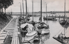 7462 Tholen Haven. Gezicht op de haven van Tholen, met vissersboten en een plezierjachtje