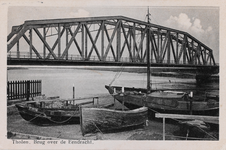 7466 Tholen. Brug over de Eendracht. Gezicht op de in 1928 in gebruik genomen brug over de Eendracht in Tholen, met op ...