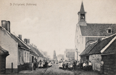 7485 St. Philipsland, Achterweg. Gezicht op de Achterweg met de Oud Gereformeerde kerk in Sint Philipsland