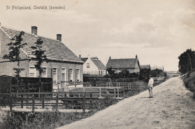 7492 St Philipsland, Oostdijk (beneden). Gezicht op de Oostdijk in Sint Philipsland